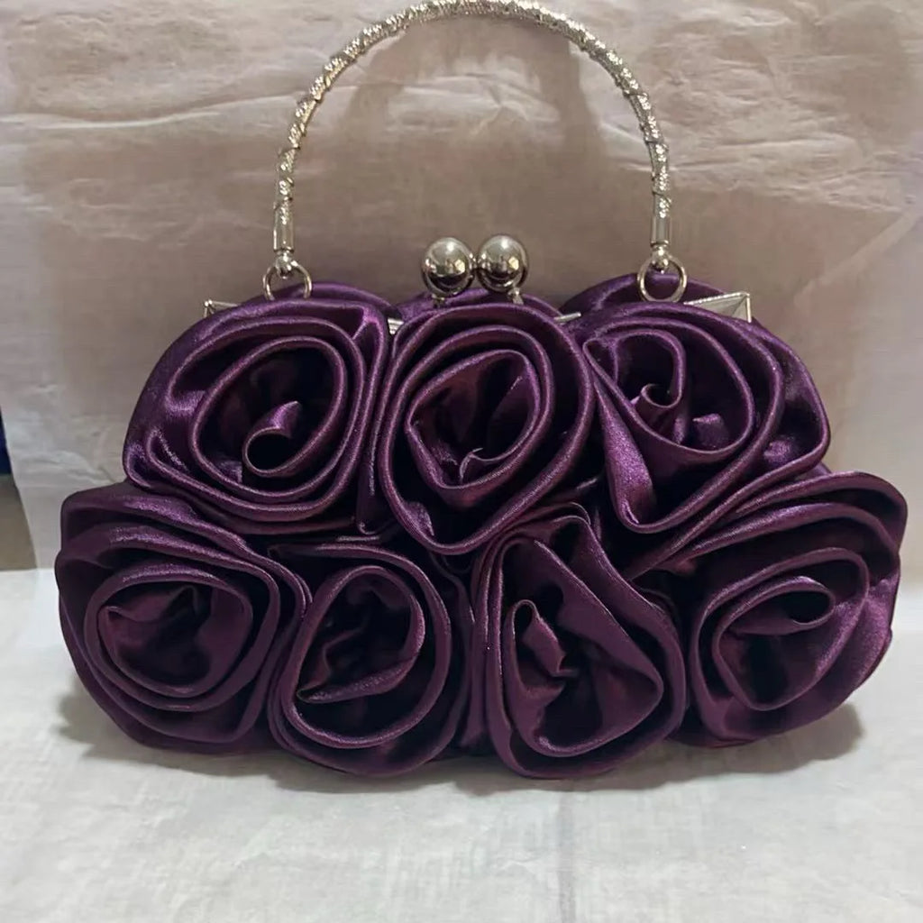 Minaudière rígida con detalle floral y cadena