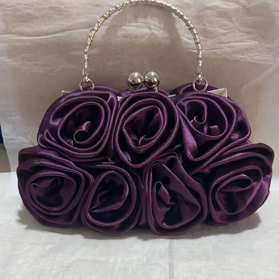 Minaudière rígida con detalle floral y cadena