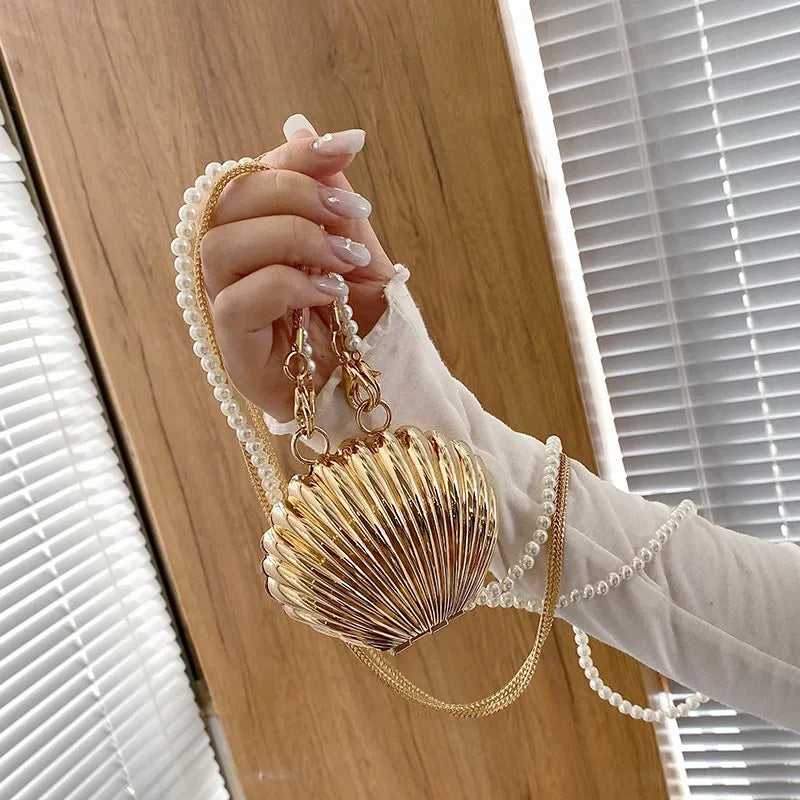 Minaudière metálica mini con cadena cruzada