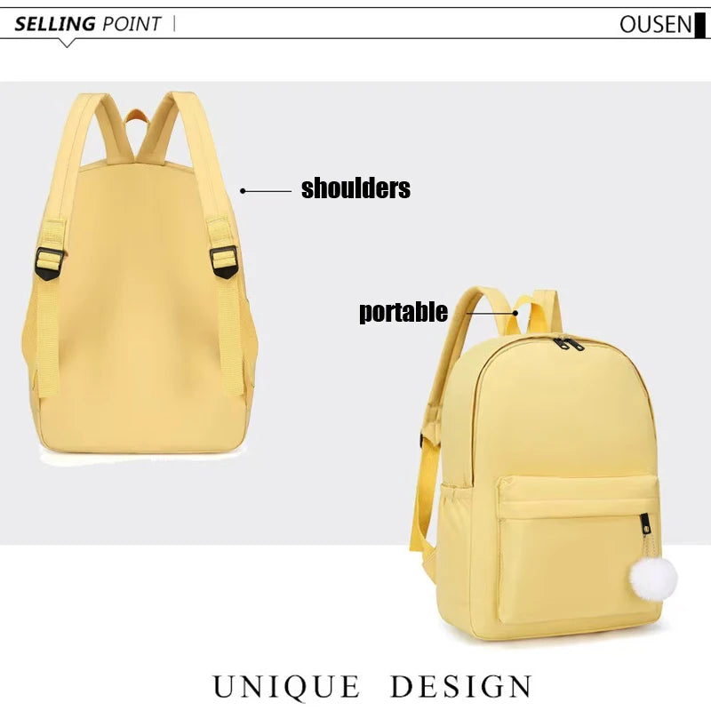 Mochila de nylon con pompón decorativo