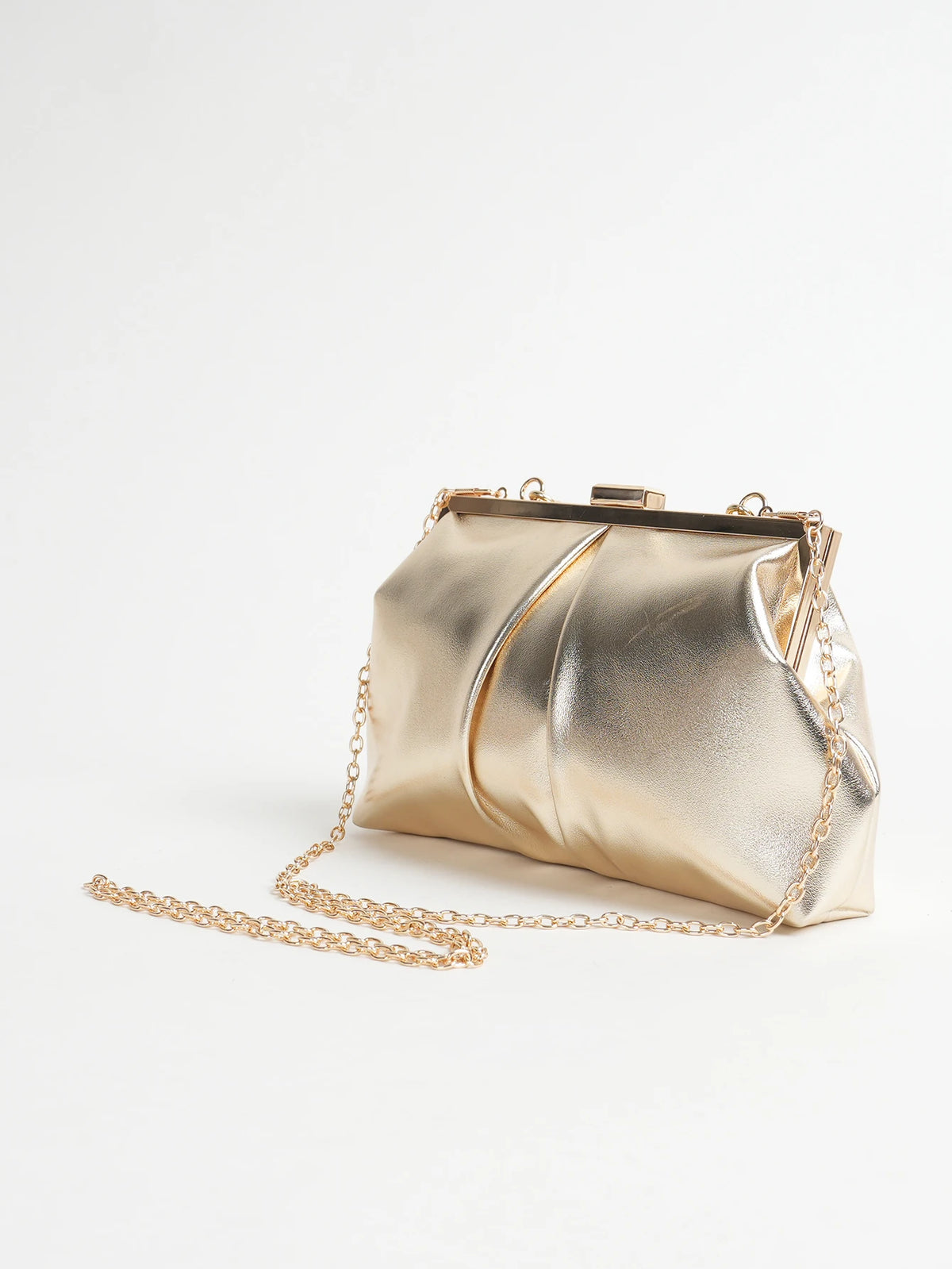 Clutch plisado con broche de marco y cadena