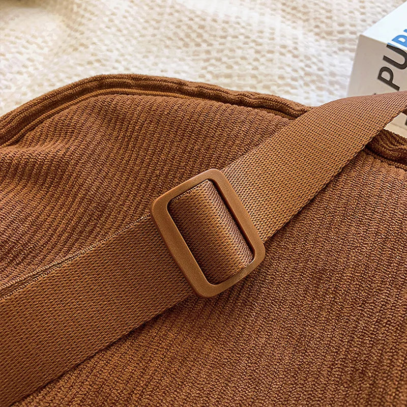 Cartera hobo de corderoy con correa regulable
