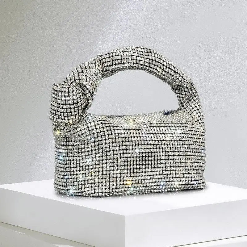 Cartera de fiesta con brillos y asa anudada