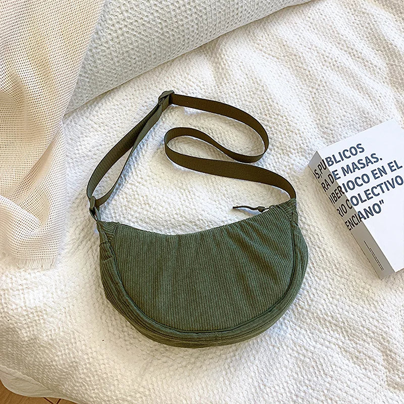 Cartera hobo de corderoy con correa regulable