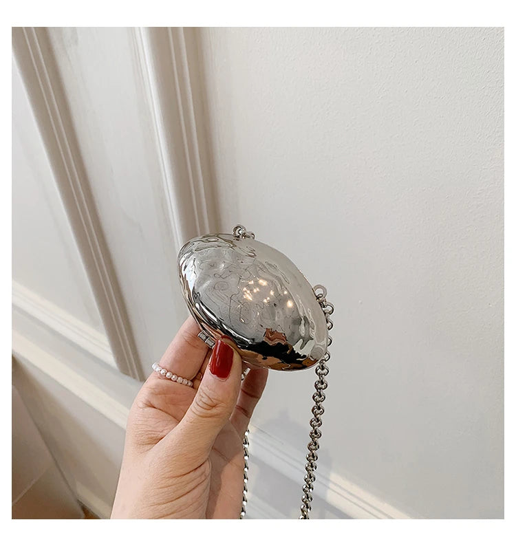 Minaudière metálica mini con cadena cruzada