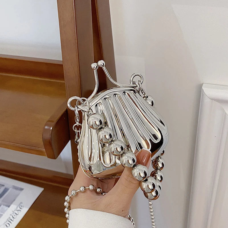 Minaudière metálica mini con cadena cruzada