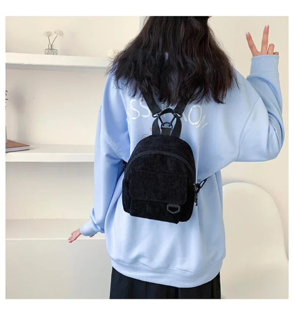 Mini mochila de corderoy con correa regulable