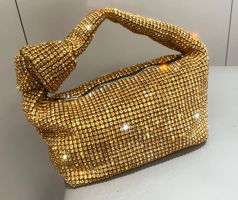 Cartera de fiesta con brillos y asa anudada