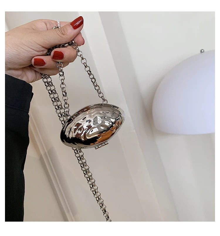 Minaudière metálica mini con cadena cruzada