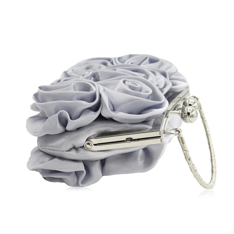 Minaudière rígida con detalle floral y cadena