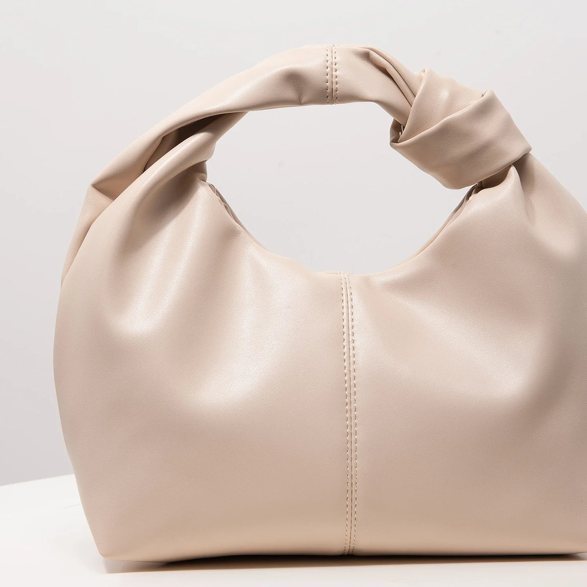 Cartera cuadrada suave con asa retorcida