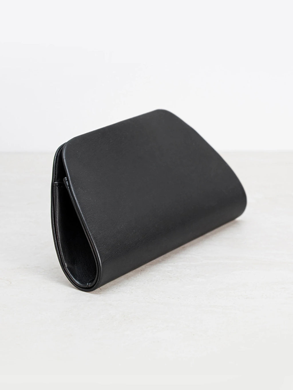 Clutch tipo caja con broche dorado y cadena