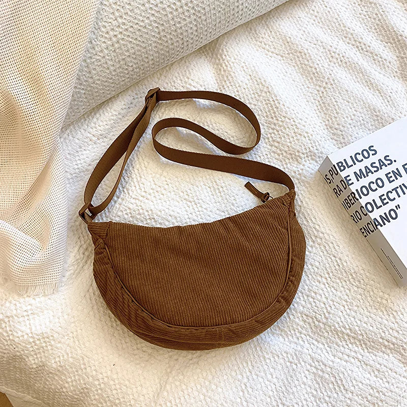 Cartera hobo de corderoy con correa regulable