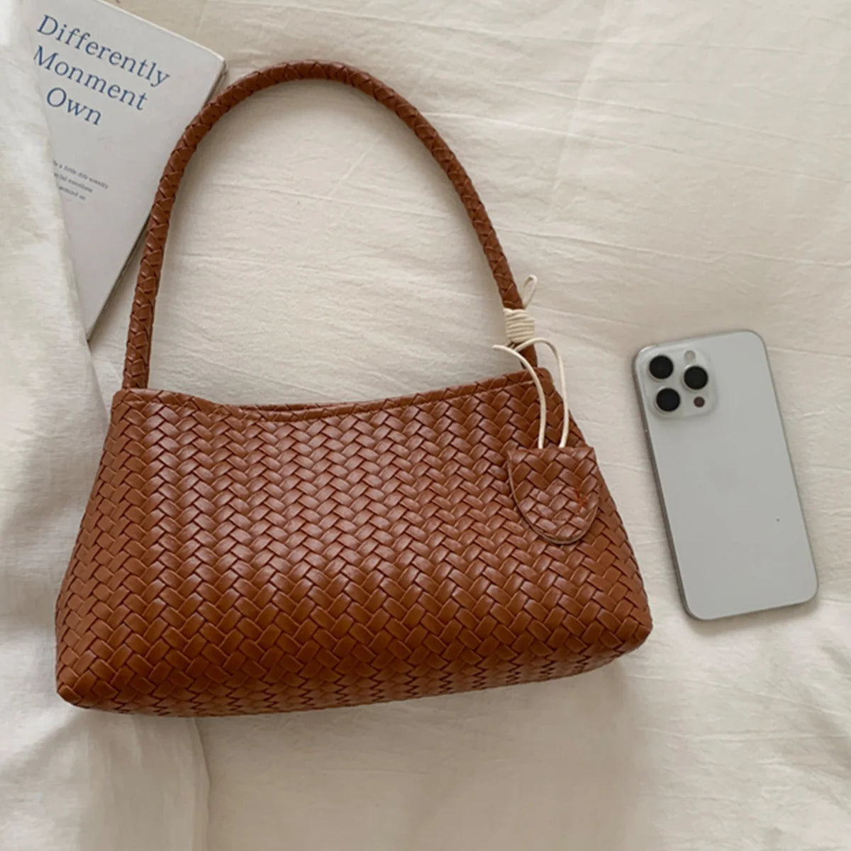 Cartera baguette brillante con textura trenzada