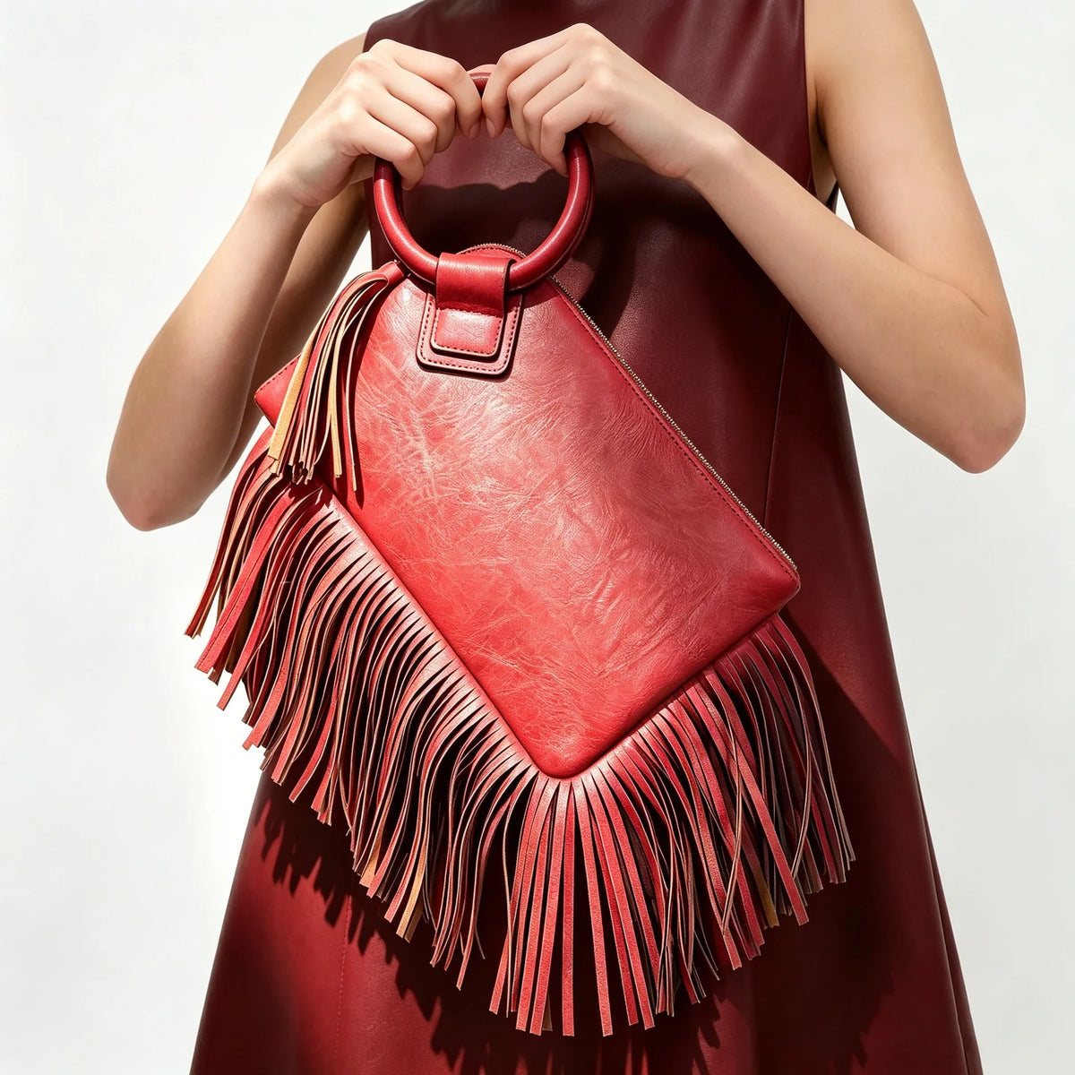 Cartera de mano suave con flecos y cierre