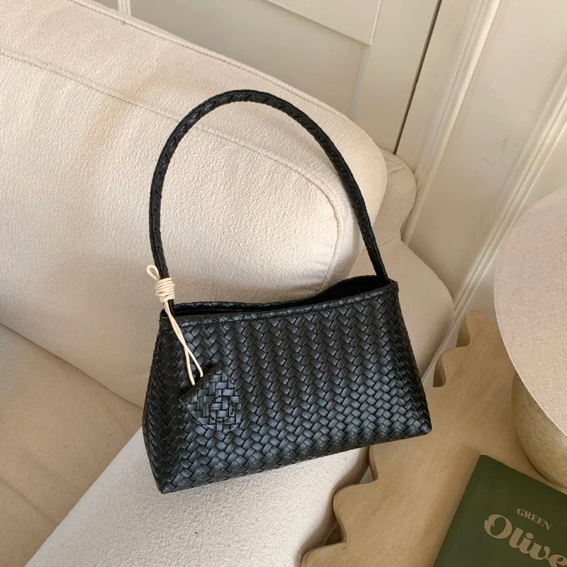 Cartera baguette brillante con textura trenzada