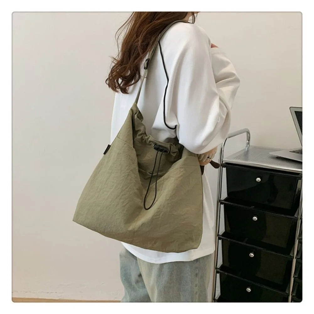Cartera balde de nylon con cordón y dije opcional