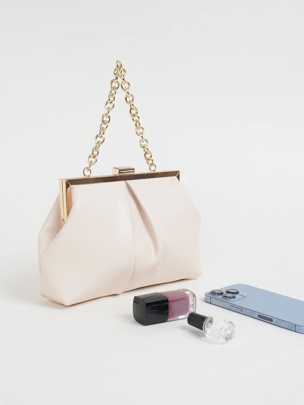 Clutch plisado con broche de marco y cadena