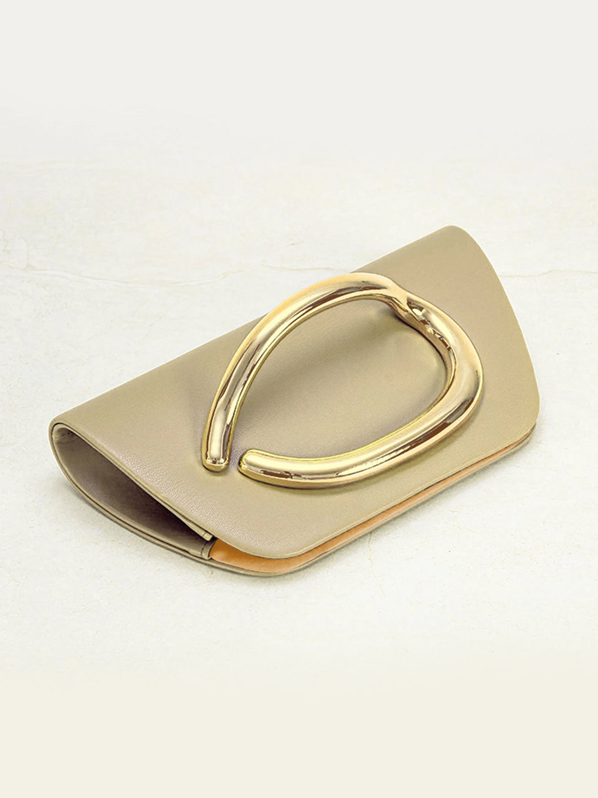 Clutch tipo caja con broche dorado y cadena