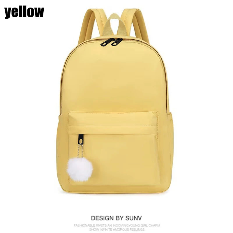Mochila de nylon con pompón decorativo