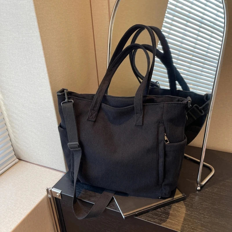 Bolso tote de corderoy con correa ajustable y cierre