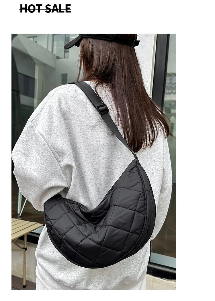 Cartera hobo de nylon con diseño acolchado en rombos