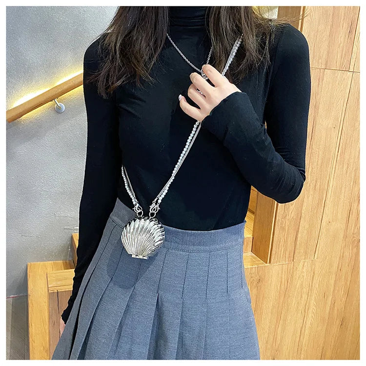 Minaudière metálica mini con cadena cruzada