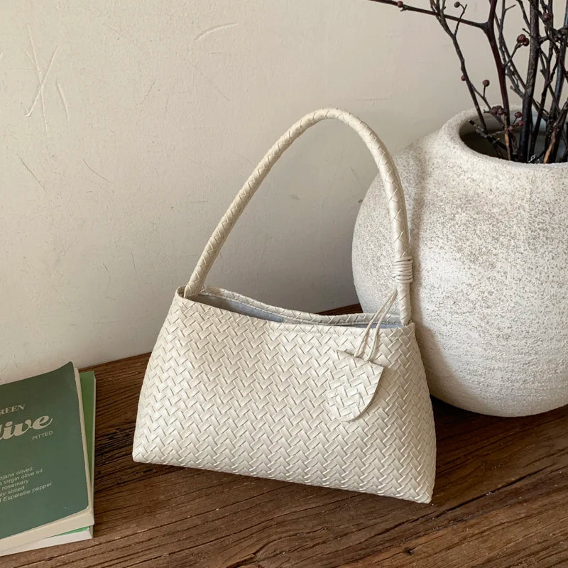 Cartera baguette brillante con textura trenzada