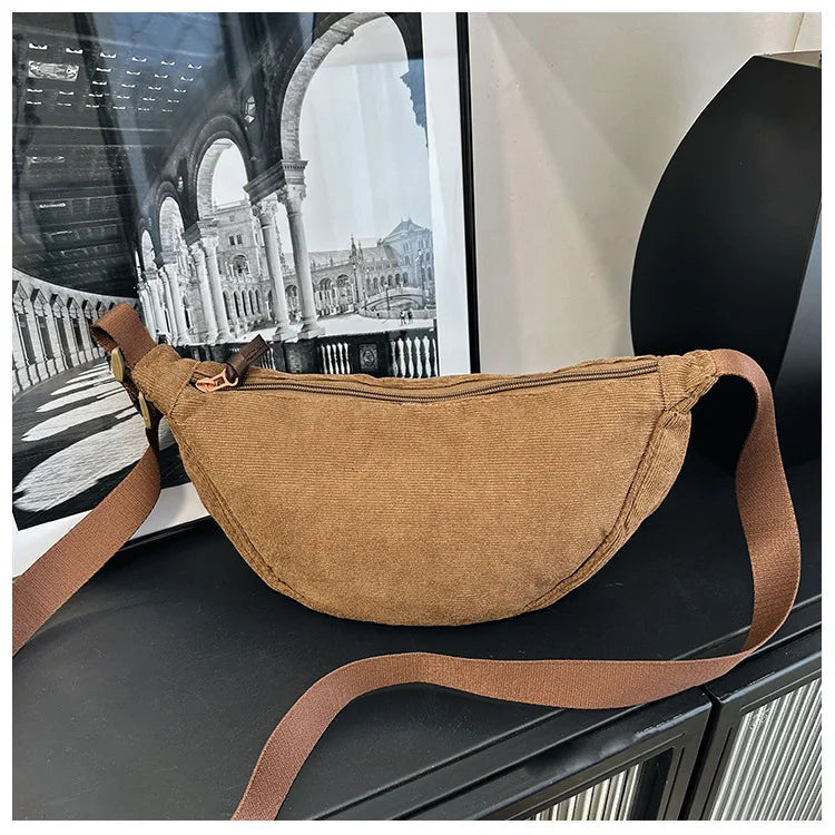 Cartera hobo de corderoy con correa regulable