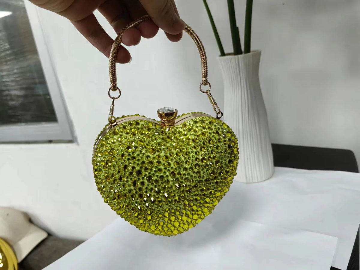 Clutch metálico de corazón con strass