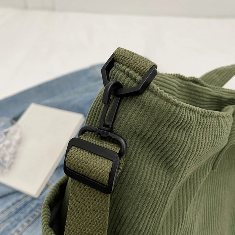 Bolso tote de corderoy con correa ajustable y cierre