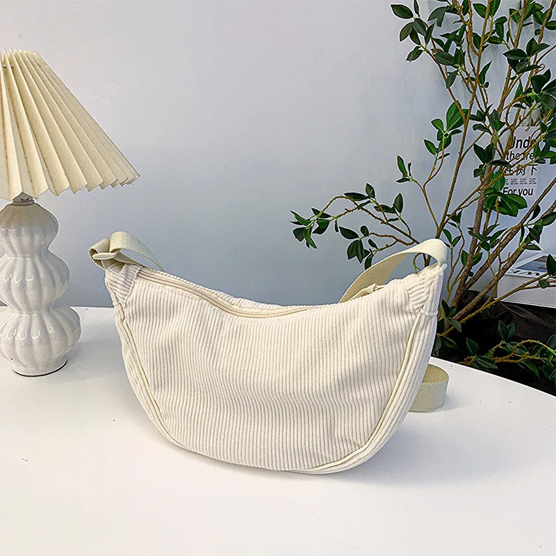 Cartera hobo de corderoy con correa regulable