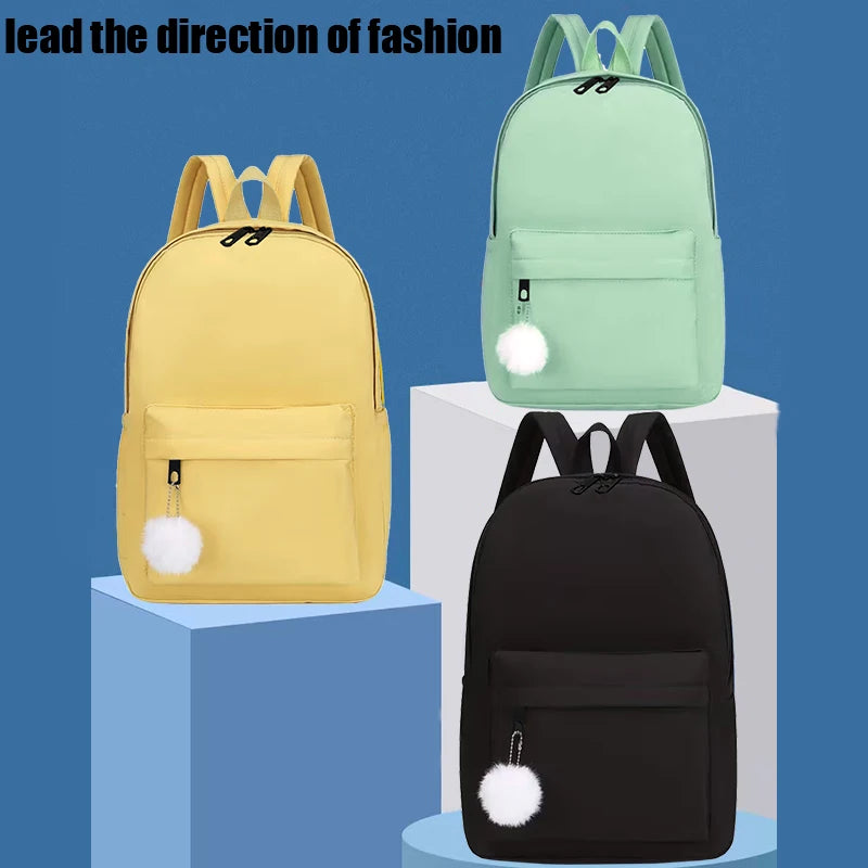 Mochila de nylon con pompón decorativo
