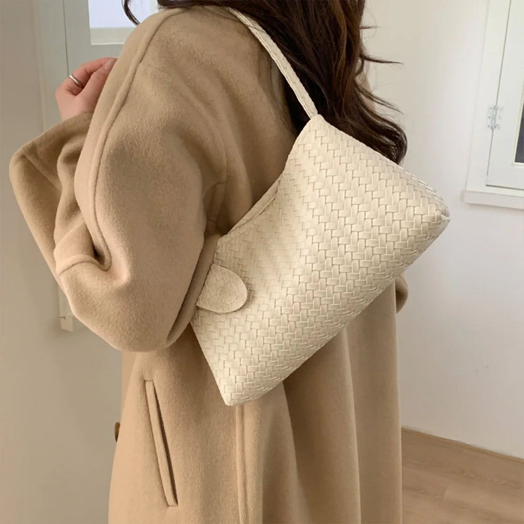 Cartera baguette brillante con textura trenzada