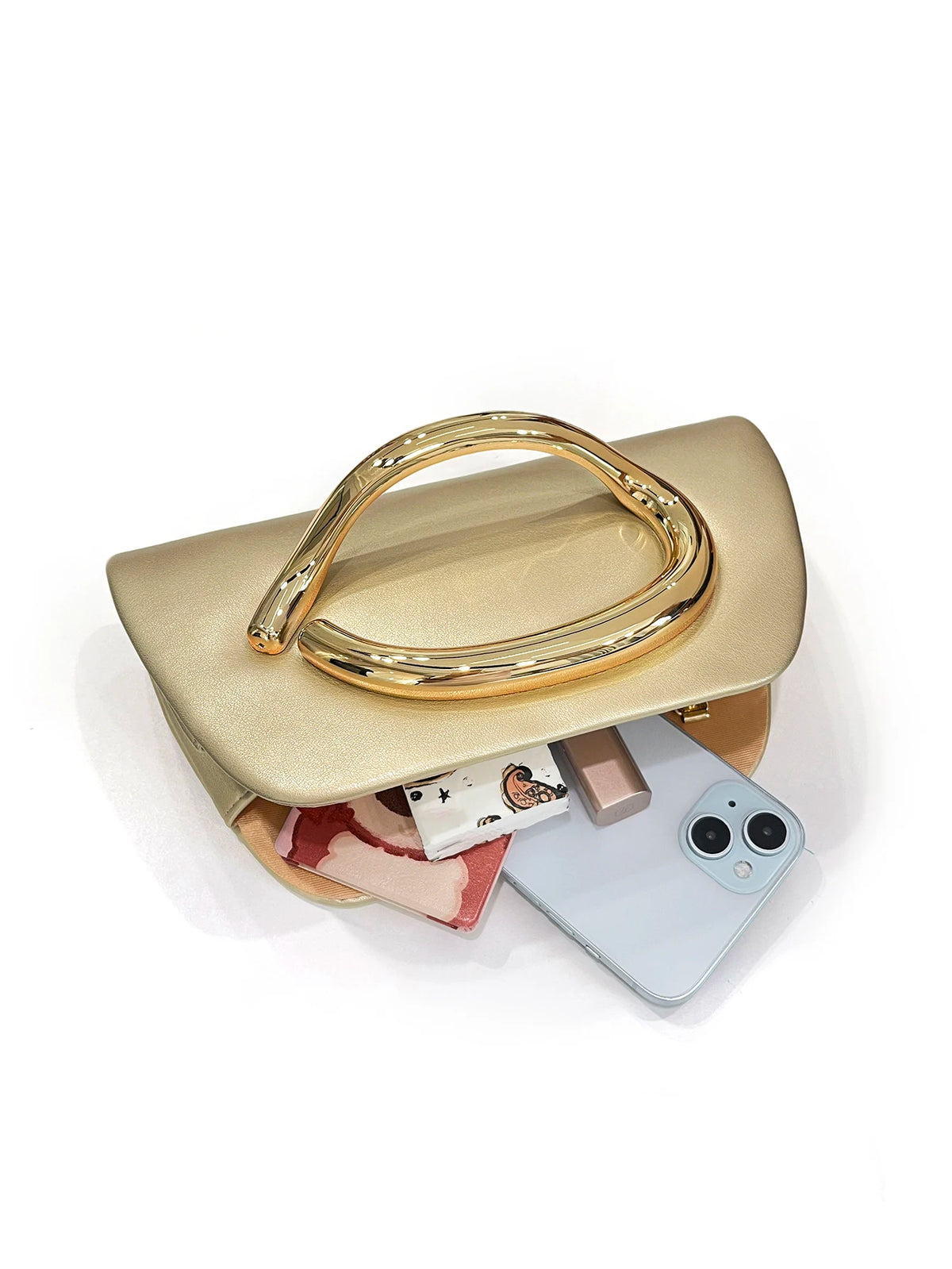 Clutch tipo caja con broche dorado y cadena