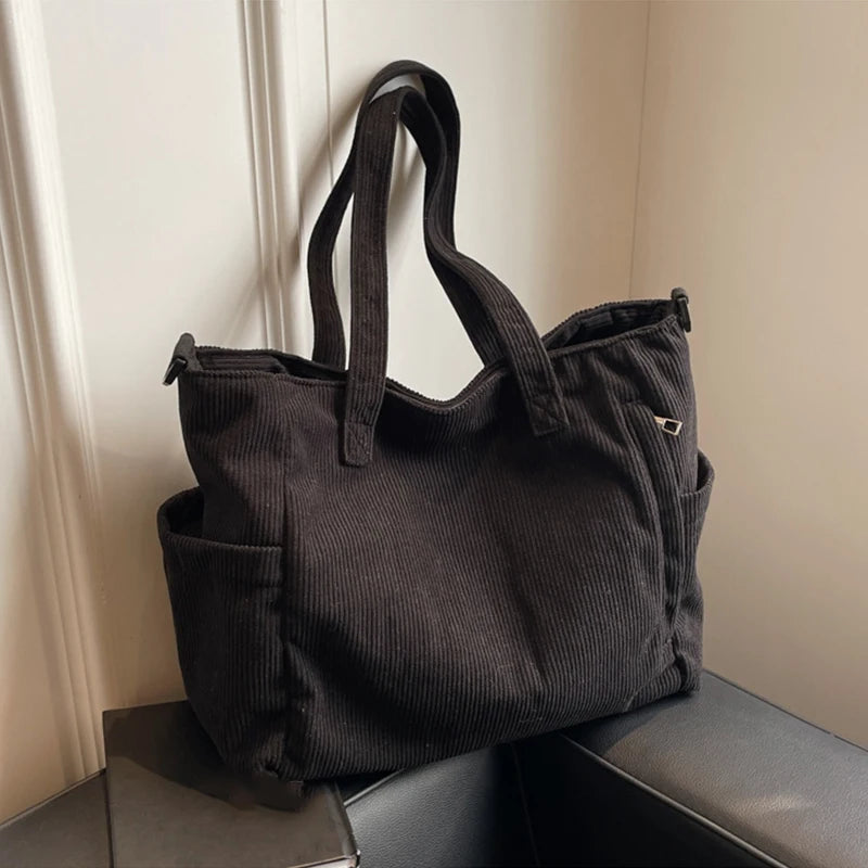 Bolso tote de corderoy con correa ajustable y cierre