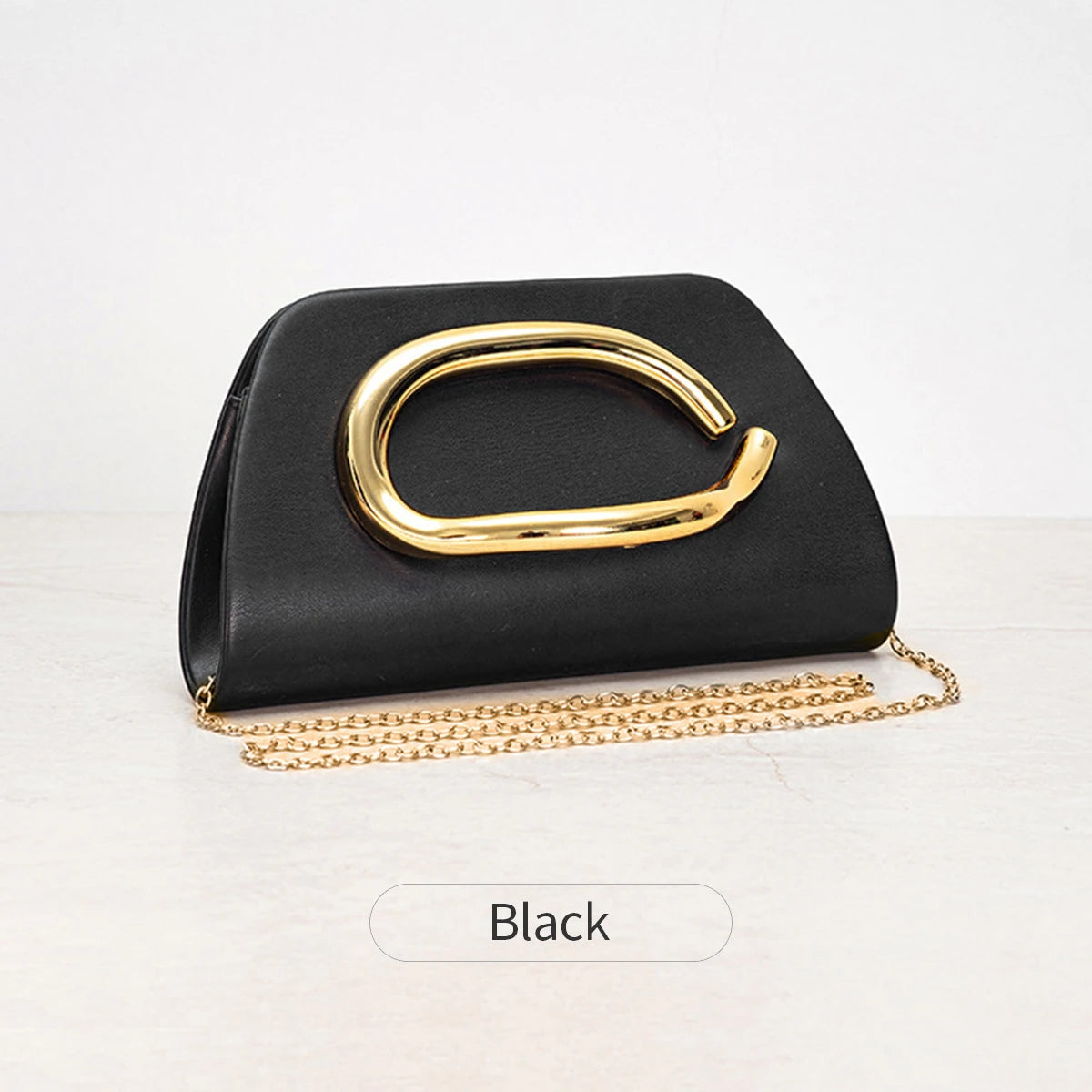 Clutch tipo caja con broche dorado y cadena