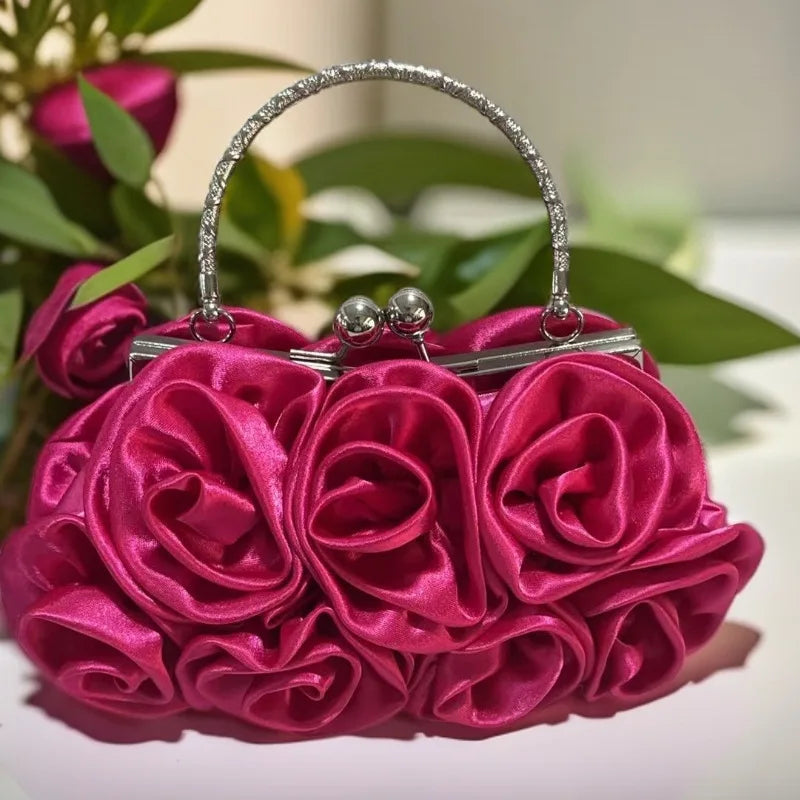 Minaudière rígida con detalle floral y cadena
