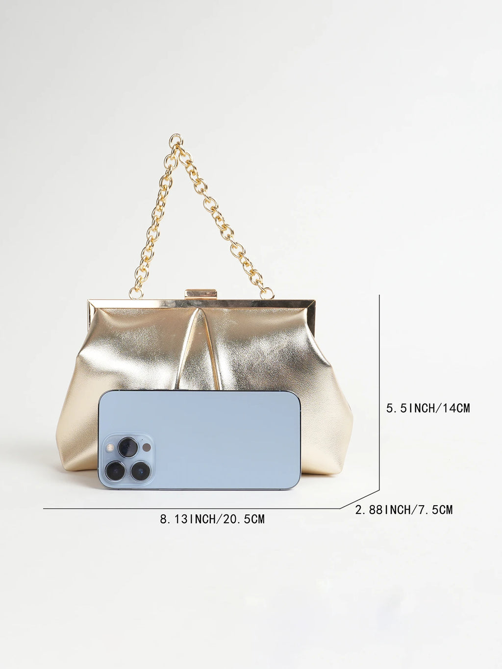 Clutch plisado con broche de marco y cadena
