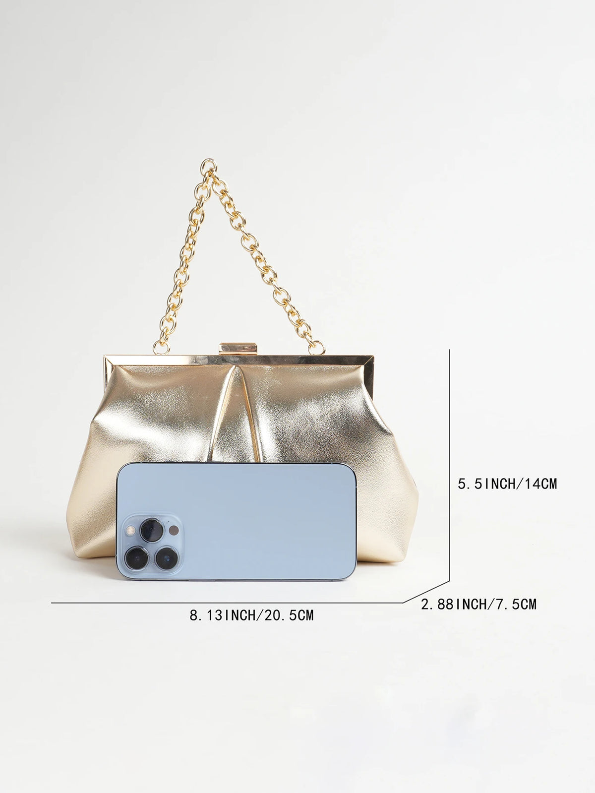 Clutch plisado con broche de marco y cadena