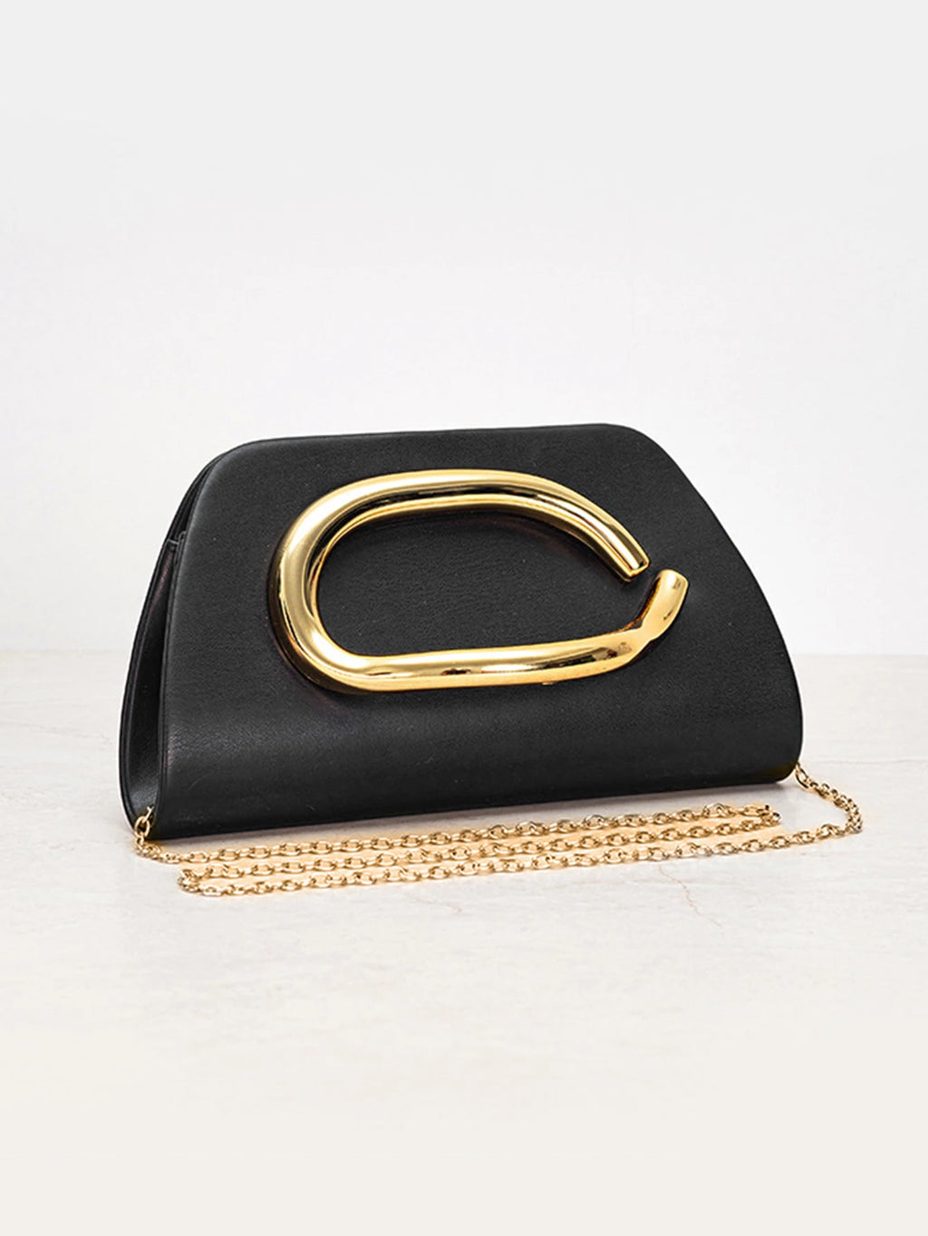 Clutch tipo caja con broche dorado y cadena