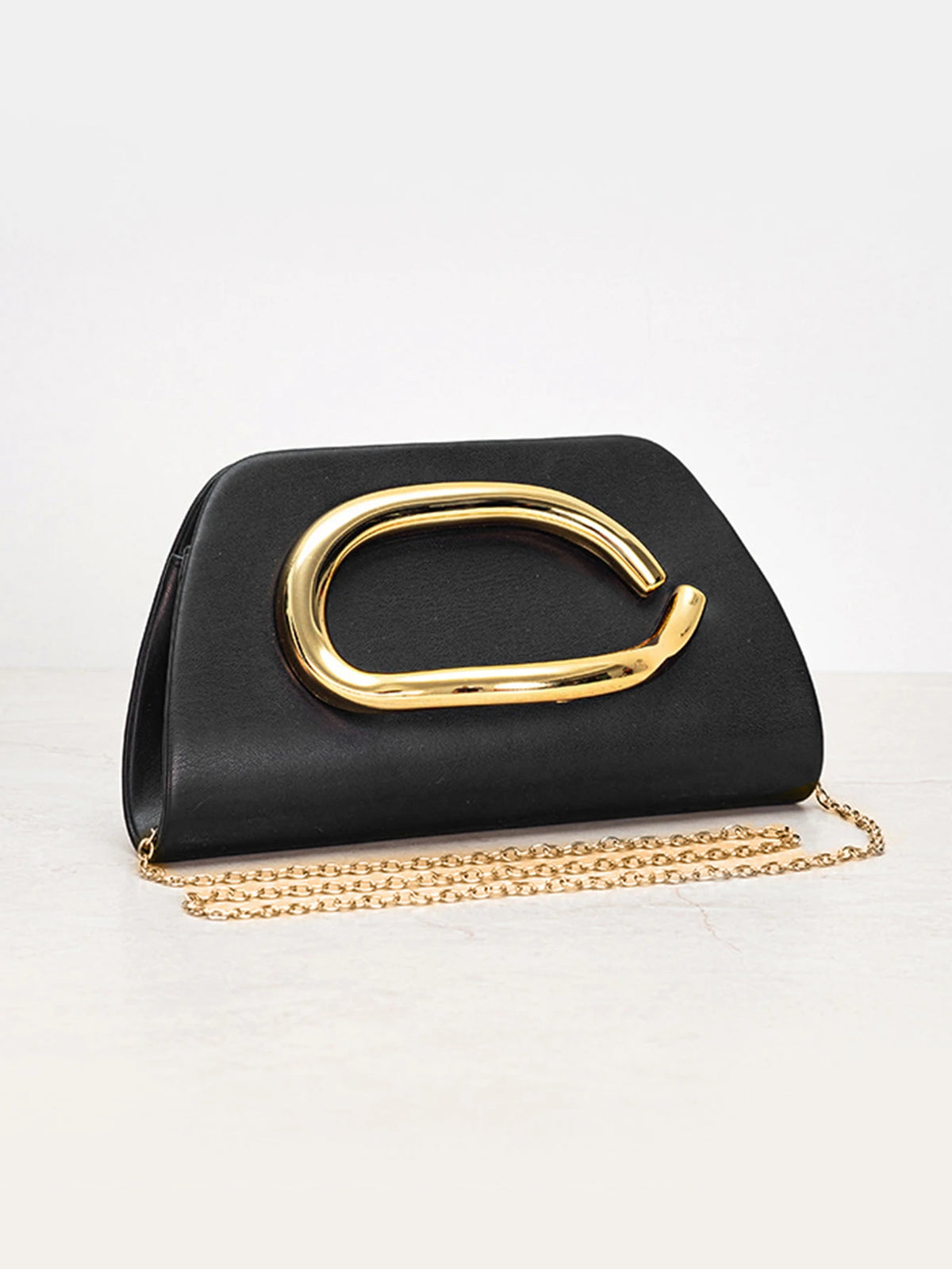 Clutch tipo caja con broche dorado y cadena