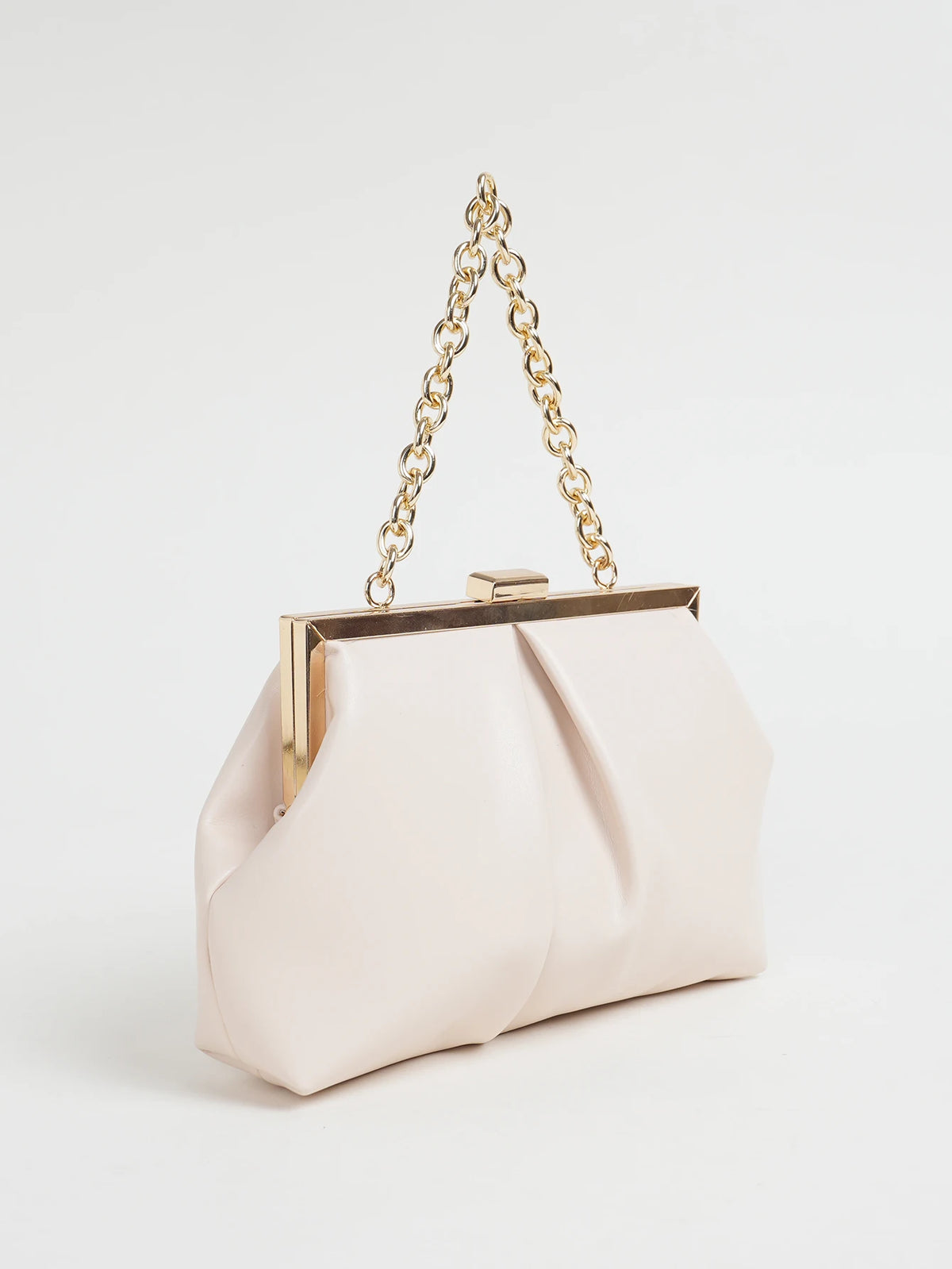 Clutch plisado con broche de marco y cadena
