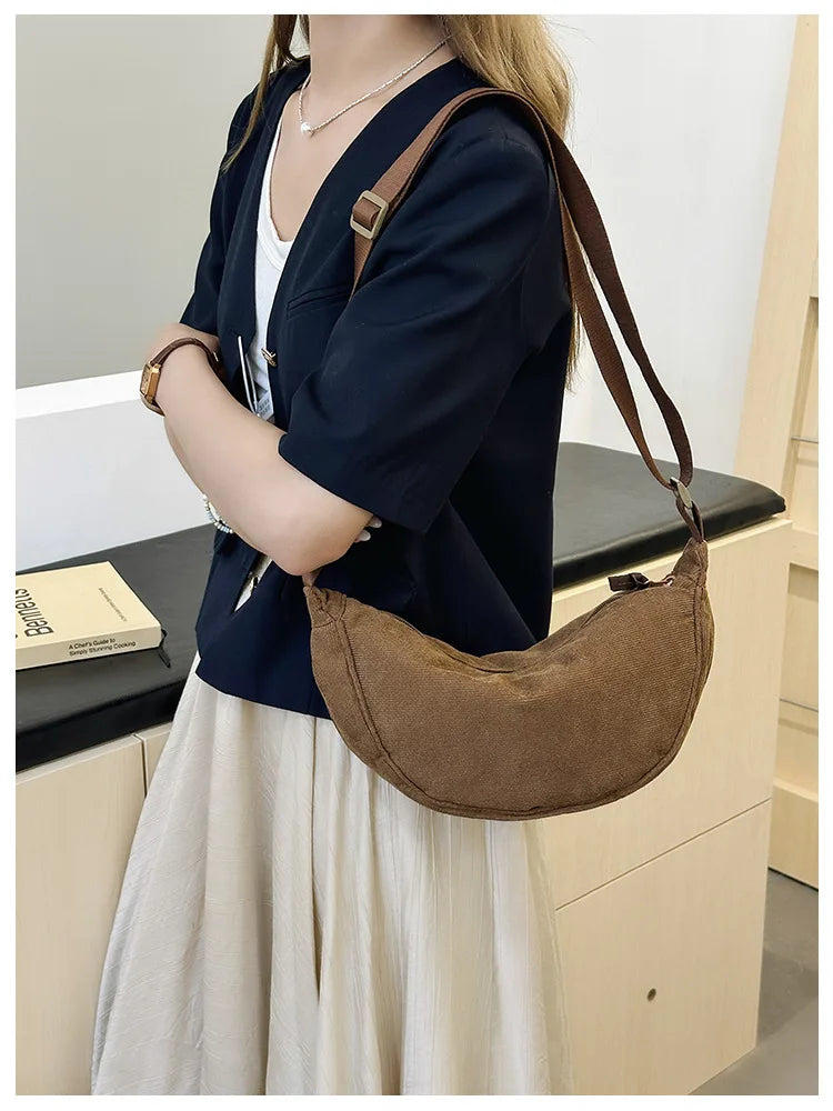 Cartera hobo de corderoy con correa regulable