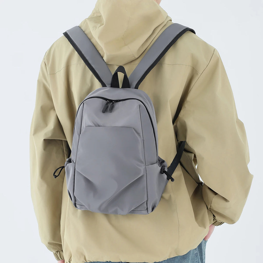 Mini mochila de nylon con bolsillo exterior